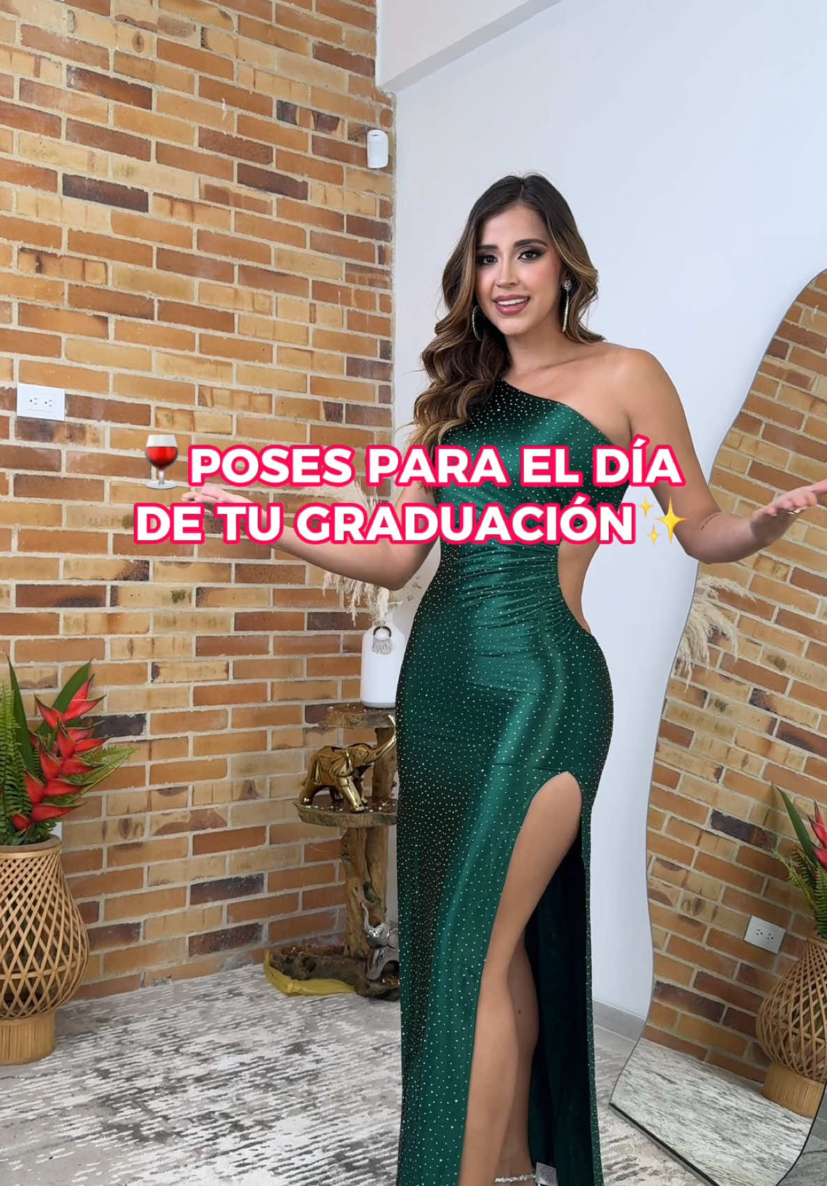 🎉 4 POSES PARA TU Grado 🎁 Etiqueta a tus amigas 😘🎊 . VESTIDO DISPONIBLE  Verde  S M L  POCAS UNIDADES Guantes disponibles #graduation #graduacion #vestido #modaconestilo #moda #womenclothing 