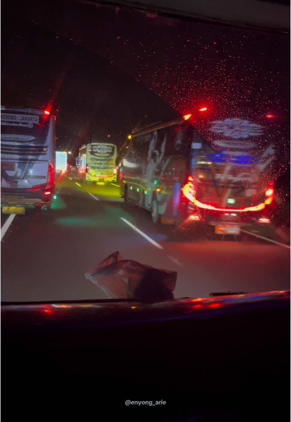 Wayahe jam malam cipali race #fyp #fypシ゚viral #busmania #bus #huntingbus #ayonaikbus #duniatransportasi #akap #kabinbus #busmaniaindonesia #busmalam #jawapride #adella #toltransjawa #cipali #busmaniacommunity #pemalang #pebepe 