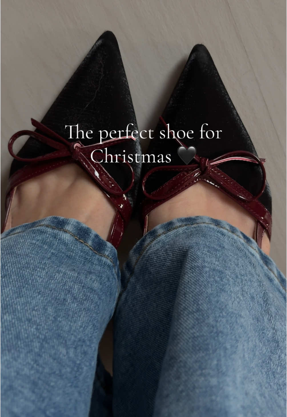 The black with the deep cherry red details… 🖤 and the bow! In love with these #christmasshoes #winterfashion #tiktokshopfinds 