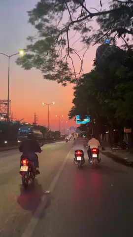 Dạo này hoàng hôn đẹp thế, cuối ngày dài vẫn là thứ ánh sáng đẹp đẽ. Phải chăng là an ủi lòng người... #hoanghon #buon #xuhuong #haiphong 