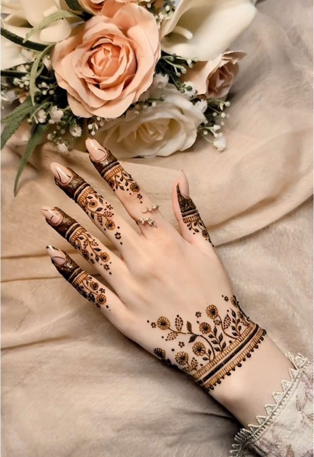 Dainty floral bracelet🤍 #daintyhenna #hennaartist #hennatiktok #floralhenna 