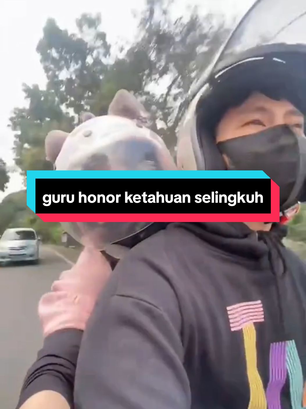 masih status istri sah tapi sudah jalan sama cowok lain, bro @syarilapriilio , lu keren sekali main bawa aja istri orang. tapi gw ikhas udah tau semuanya. selamat yaaa. btw motornya cantik itu gw yang beliin lohhh😅. bantu viralkan teman