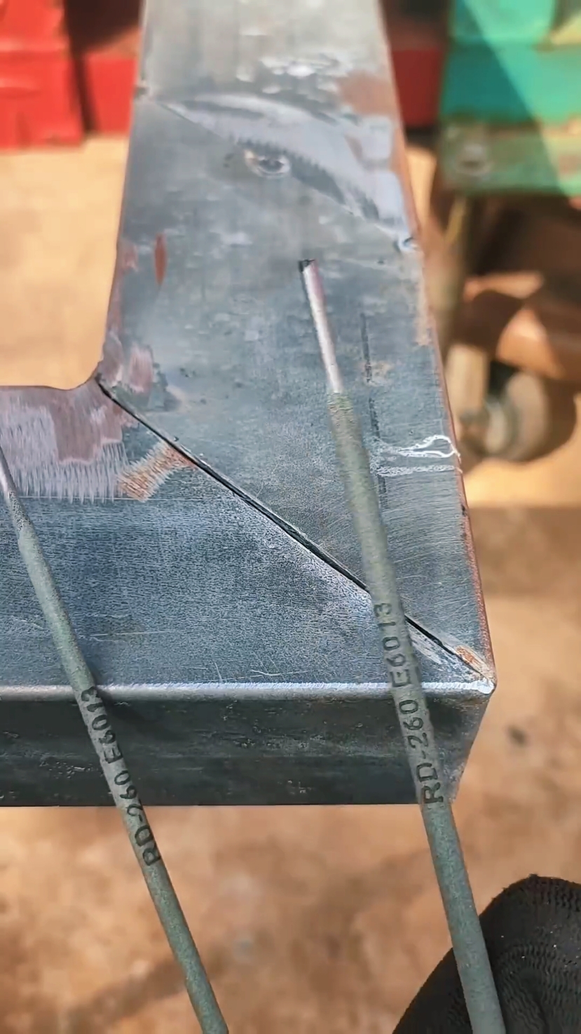 How to repair thin metal welding that has gone wrong during the initial welding . . . . #welding #weldingtips #skills #weldlife #tiktokusa 