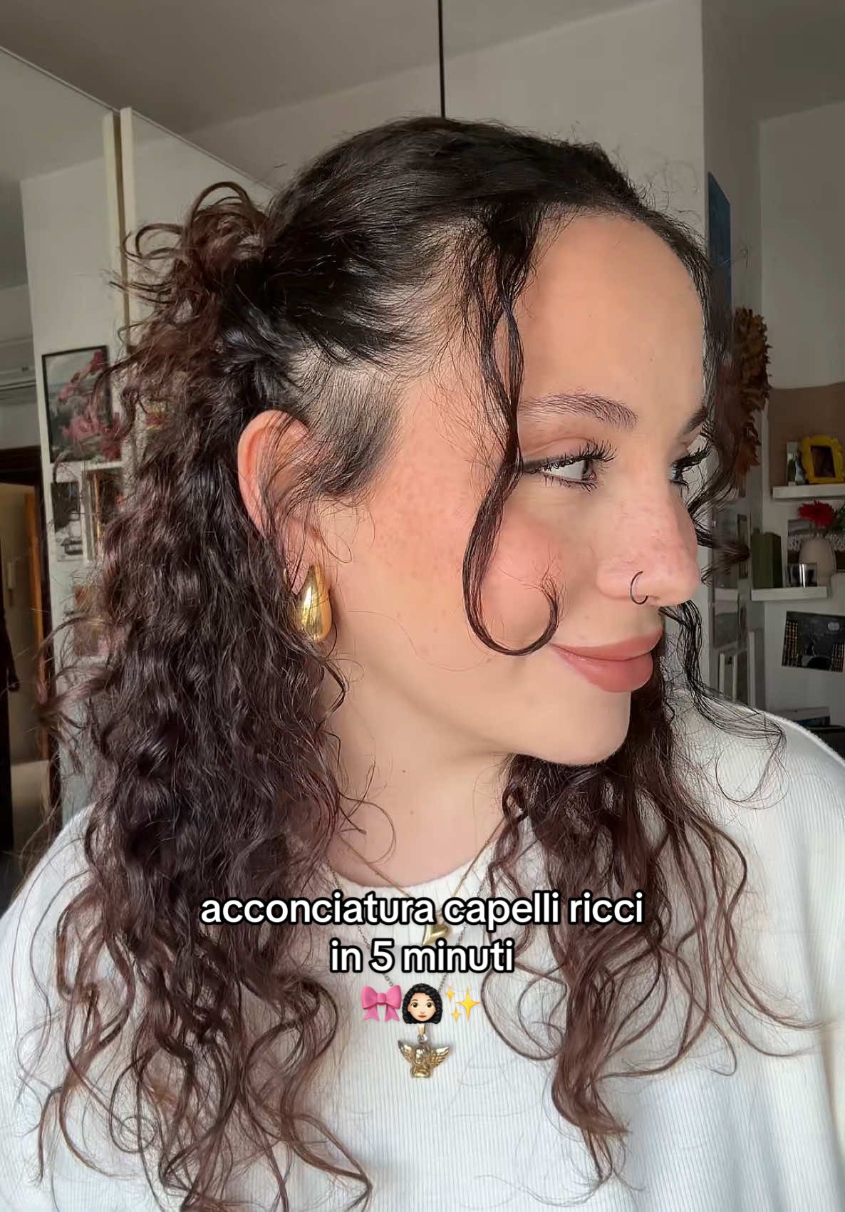 per tutta la mia adolescenza sono stata convinta che i capelli ricci dovevano essere portati sciolti e basta, invece ci si può divertire tanto💕  con questa acconciatura mi sento una fatina 🧚🏻 #curly #curlyhair #hairstyle #capelliricci #ricci #curlygirl #curlytutorial