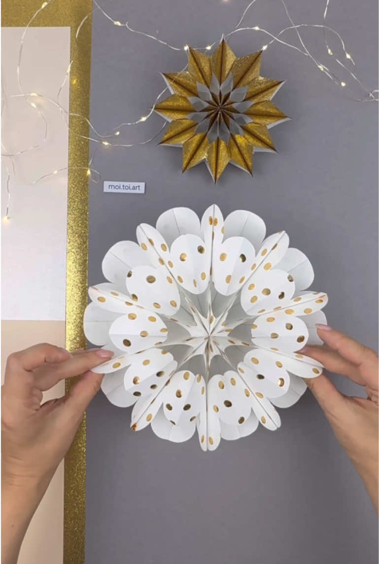 DIY 3D snowflakes  @Moi.Toi.art #snowflakes #moitoiart #christmasdecorations #papercut #papercraft 