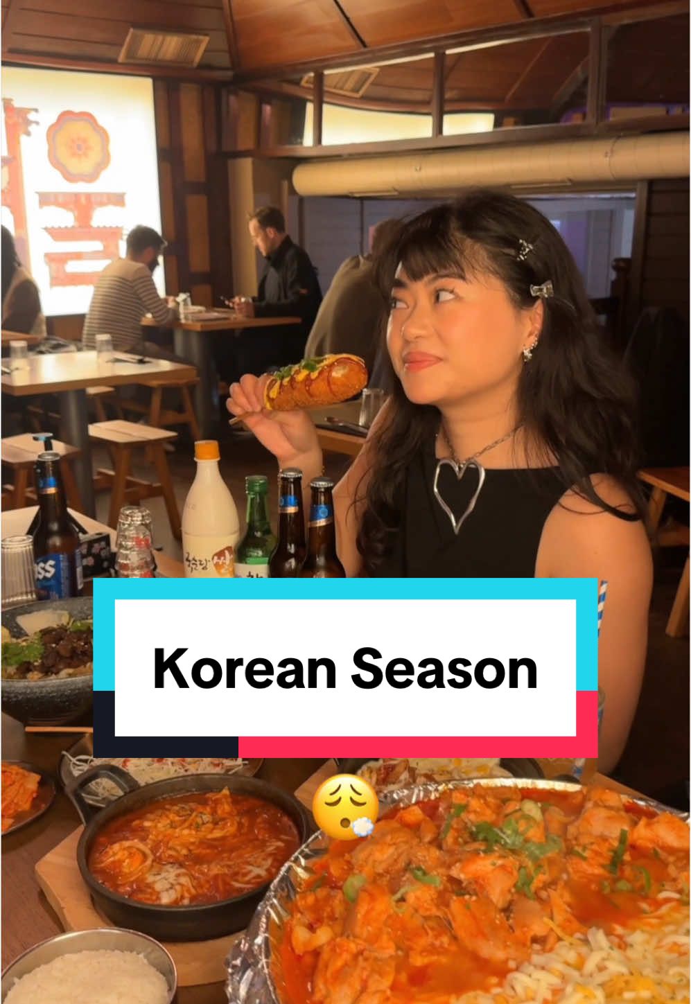 le plus GRAND restaurant coréen 😳🇰🇷  💖spécialités : poulet frit & cheese dakgalbi l’ambiance est cool, avec les lanternes et les lumières… et c’est vraiment géant, en haut, en bas, il y a de la place partout 😳 bref si vous avez envie de fromage / poulet : vous savez où aller !! @koreanseason.paris  📝 : ⭐️⭐️⭐️⭐️(4/5) ⁣⁣⁣⁣⁣⁣⁣⁣⁣⁣⁣⁣⁣⁣⁣⁣⁣⁣⁣⁣⁣⁣⁣ 💰 Menu midi : 14€ plat seul / 16€ avec boisson 📍 43 - 45 Rue de la Roquette 75011 Paris 🚇 bastille 🌱VG : kimchi bomb, kimchi pancakes, bibimbap au tofu frit  🍗 poulet et boeuf Halal ⁣ 🌾 sans gluten : poulet fromage, ⁠barbecue, ⁠bœuf bulgogi, majorité des bibimbap et deopbab  ✅ TR (papier et carte) ils ont aussi d’autres adresses à Paris (pas testés)  📍17 Boulevard St Denis 75002 Paris 📍139 Rue Saint-Martin 75004 Paris  collaboration commerciale sur IG, repost pour le plaisir de partager :) #koreanfood #coreen #pouletfrit #Foodie #asiatique #fromage #poulet #asianfood #coreedusud #bonneadresse #dakgalbi #halal