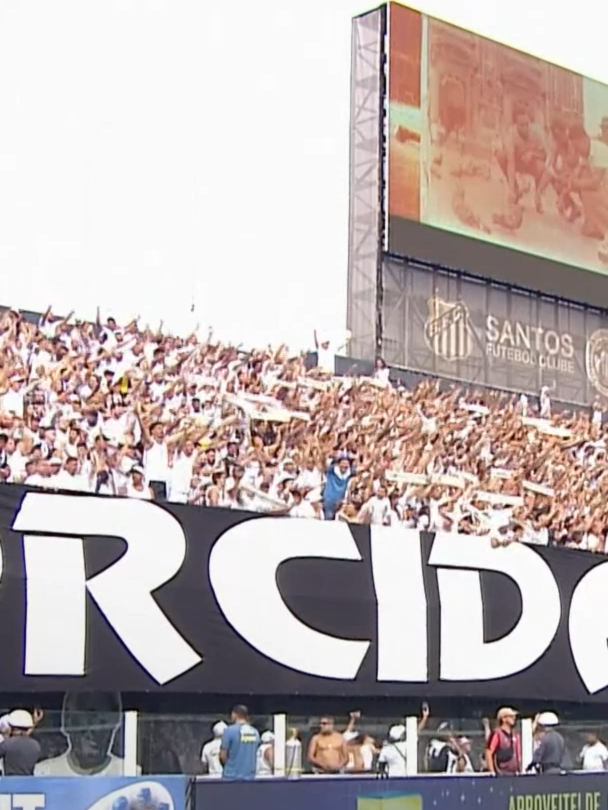 Camisa 10 de volta e faixas de cabeça para cima: campeão da Série B, Santos retoma camisa de Pelé, e torcida encerra protestos. #futebol #santos #serieb