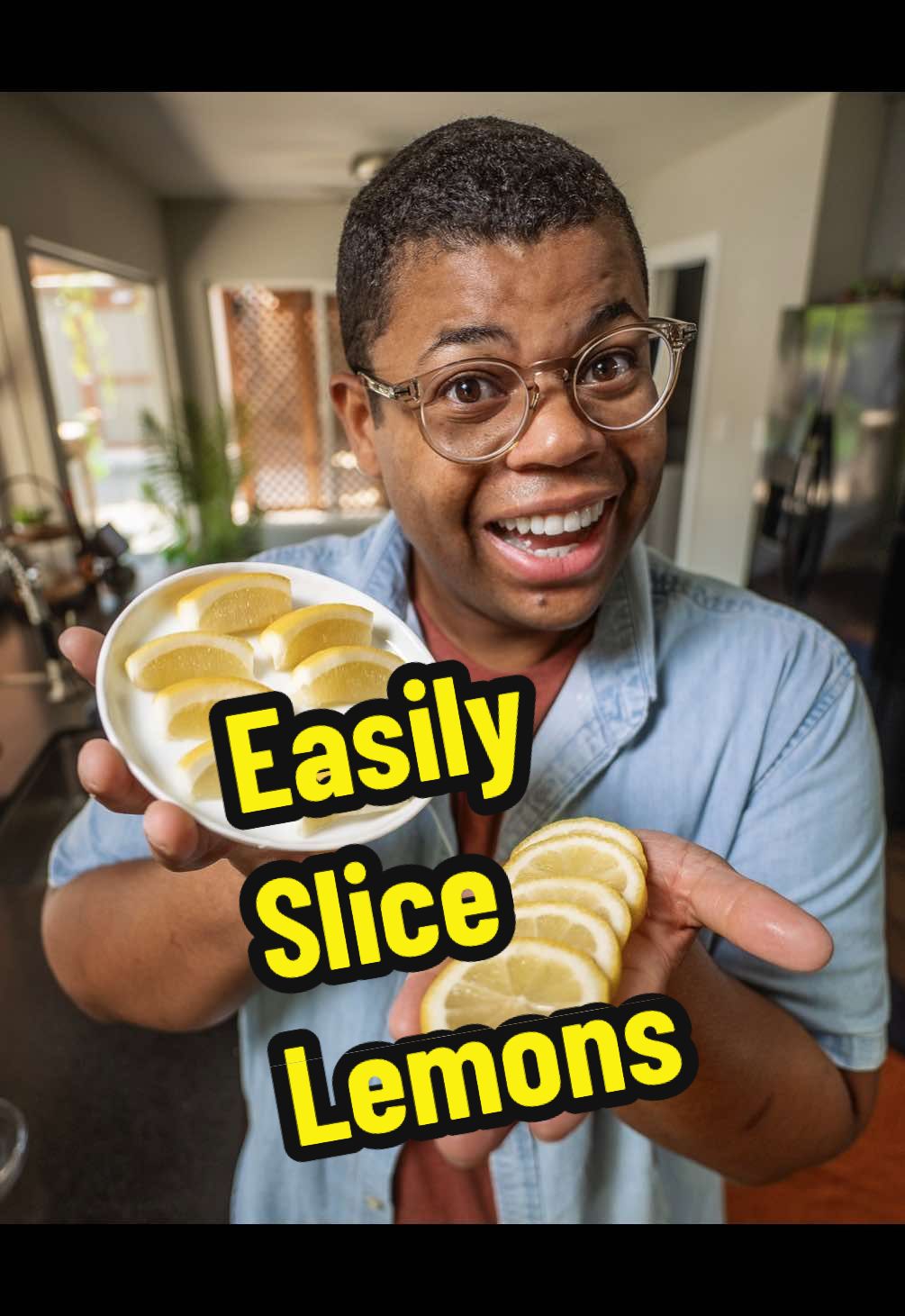 Slice the perfect lemon wedge 🍋 #foodtiktok #LearnOnTikTok #howto #lemon #problemsolved 