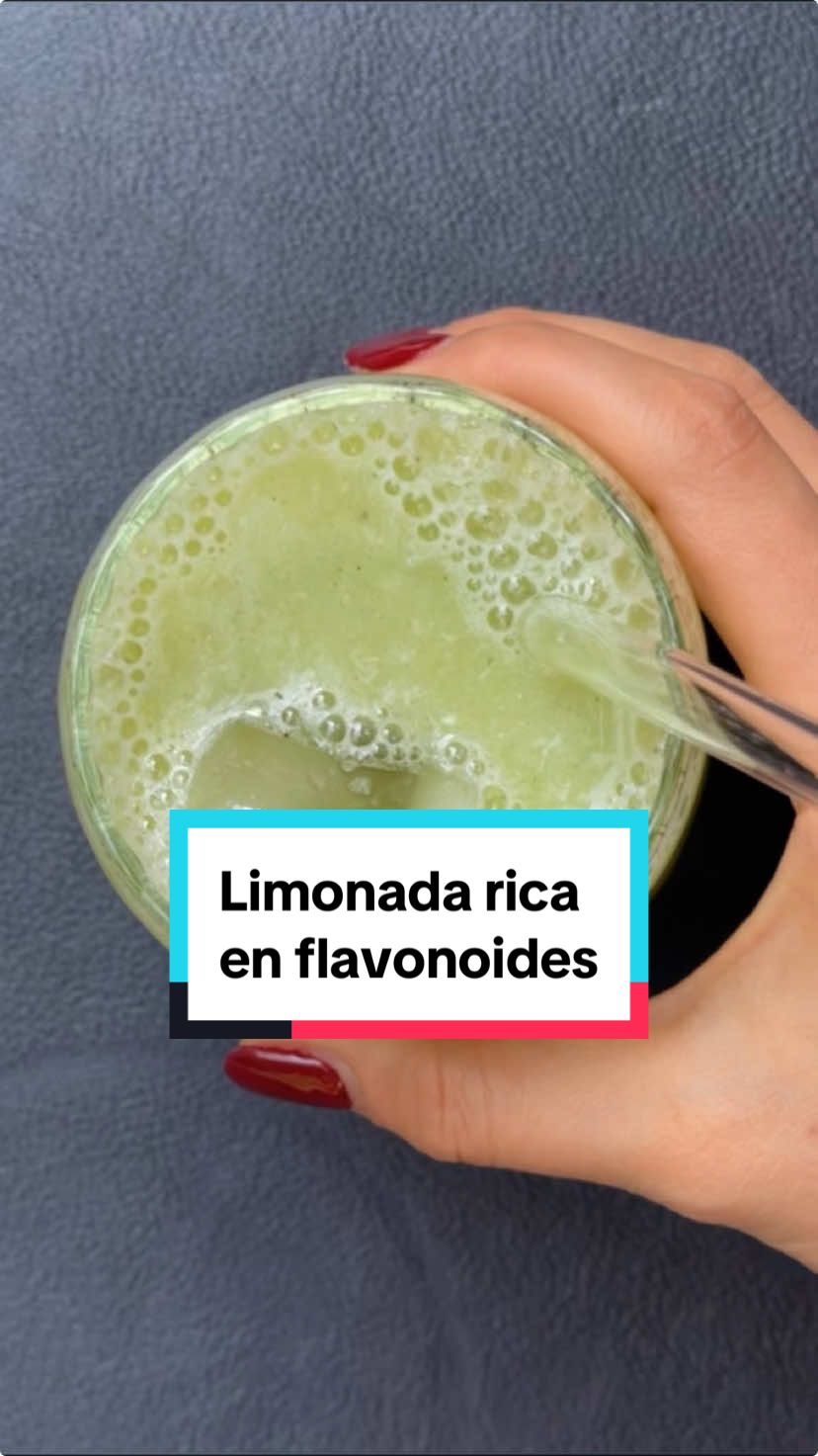 Limonada Rica en Flavonoides 🍋✨ Has escuchado hablar de los flavonoides? Son antioxidantes poderosos presentes en la cáscara de los cítricos. Esta limonada no solo es refrescante, ¡es la forma perfecta de desintoxicar tu cuerpo y llenarte de energía! Ingredientes: * 6 limones 🍋 * 2 tazas de agua 💧 * Hielo al gusto 🧊 * 1 pedazo de jengibre 🫚 * 1 puño de hierbabuena 🌿 Procedimiento: 1. Corta los limones en mitades 🔪🍋 2. Coloca los limones (con cáscara) en la licuadora ✨ 3. Agrega el jengibre🫚 4. Añade un puño de hojas de hierbabuena 🌿 5. Agrega las 2 tazas de agua💧 6. Licúa todo hasta que quede bien triturado ⚛️🔄 7. Vierte en un vaso con hielo🧊🍹 8. ¡Disfruta! Saborea tu limonada rica en flavonoides y siente la energía refrescante✨😌 A tu salud 💜