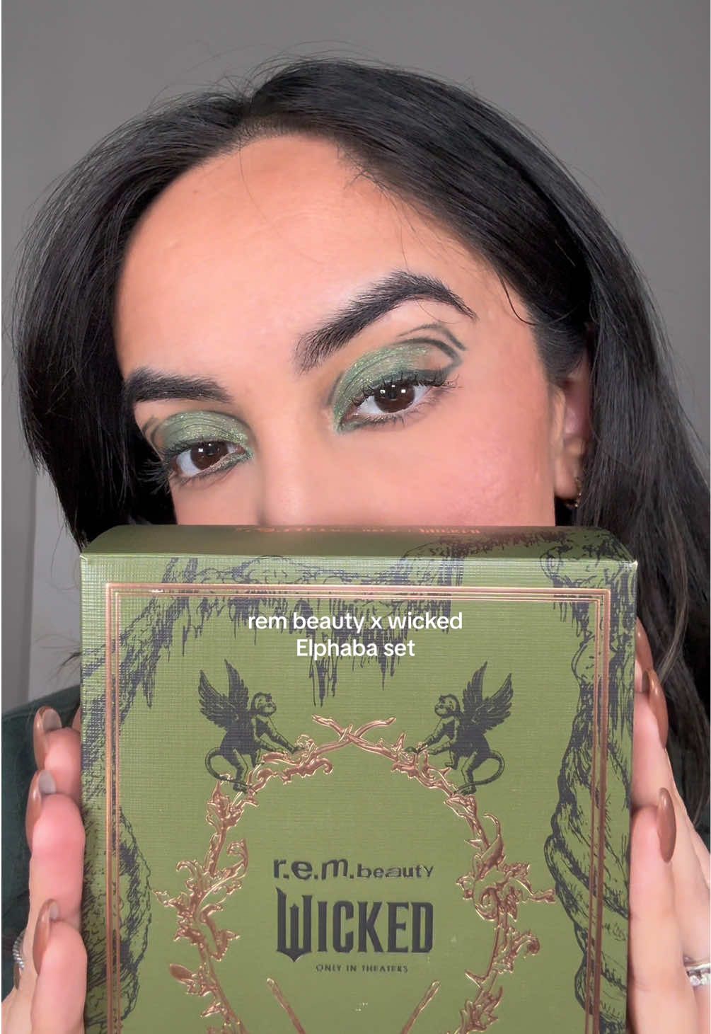 Elphaba makeup set 💚 makeup looking using the rem beauty x wicked makeup collection 🫧✨ #rembeauty #wickedmovie #makeup #arianagrande #remflightcrew #cynthiaerivo #elphaba @r.e.m. beauty @arianagrande 