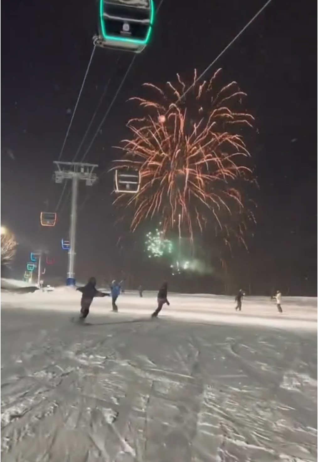 Dreamy 🎆 I’ve still never rid at night, have you? ⛷️ credit: suzuki_u on ig 👏🏼 #snowboardtok #fyp #skitok 