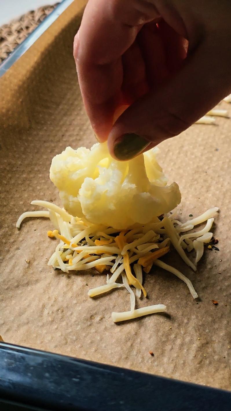 So easy, so cheesy. Weich in der Mitte und außen ein knuspriger Käserand. Mega lecker und macht süchtig 😋 Blumenkohlröschen in Salzwasser 10 Minuten kochen, abtropfen lassen. Auf ein mit Backpapier ausgelegtes Backblech kleinr Olivenöl-Kreise gießen. Darauf Gewürze nach Belieben geben, dann mit Käse belegen. Röschen darauflegen und mit einem Glas flachdrücken. Nochmal mit Käse toppen. Im Ofen bei 190 Grad ca. 30-40 Minuten goldbraun backen. Mit frischem Quark genießen. Ihr könnt da gerne mit Gewürzen und Käse herum experimentieren.Ich hatte eine Auflauf-Gewürzmischung. Alternativ: Zwiebelgranulat, Knoblauchpulver, Thymian Estragon, Muskatnuss, Chiliflocken, Salz und Pfeffer 📌Verlinke mich gerne, wenn du das Rezept ausprobierst.  Ich freue mich über Feedback.📝 #einfacherezepte #simplerecipes #cauliflowerbites #cheesybites #fingerfood #snackideas #snackrezept  #lowcarb 