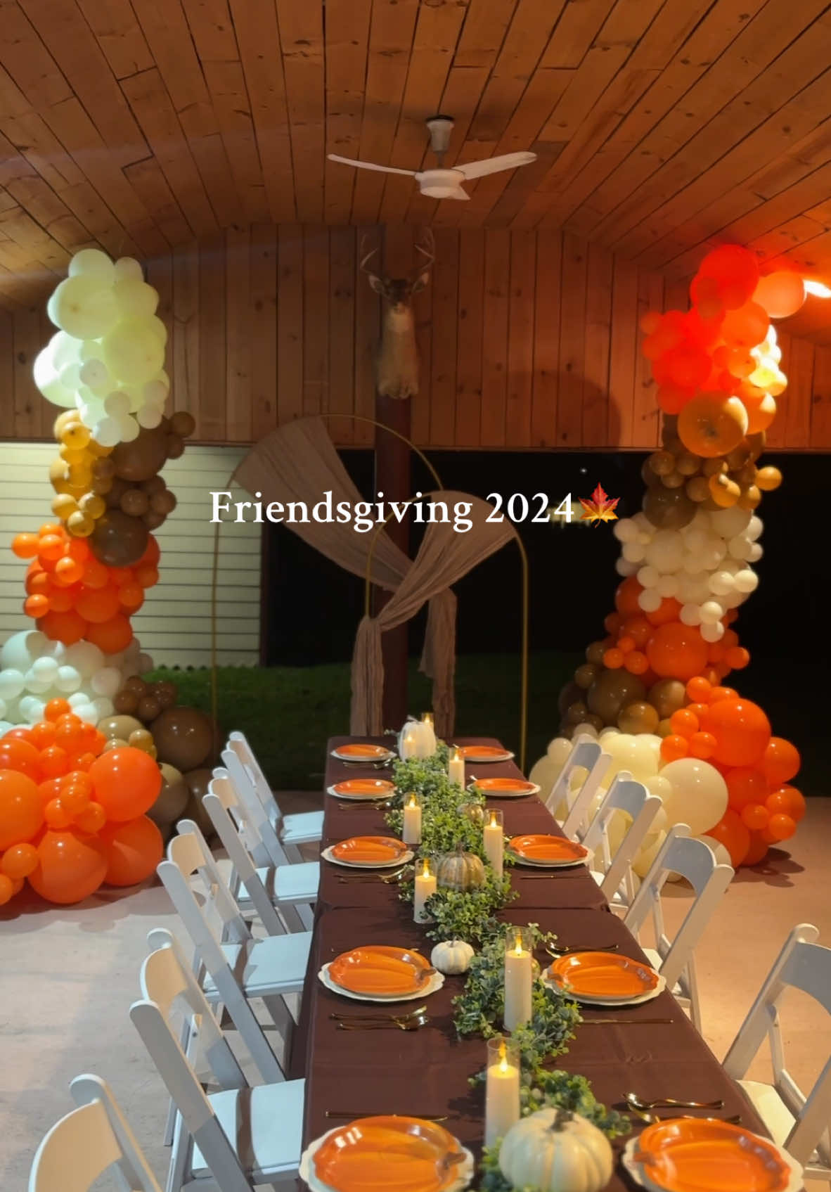 Friendsgiving decor 🍁🧡 #thanksgiving #friendsgiving #falldecor #ballongarland 