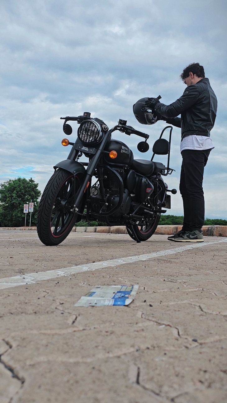 ⚫️⚫️⚫️⚫️ #motorcycle #moto #custombike #custom #bobber #classic350 #royalenfield #harleydavidson #triumph #meteor350 #motos 