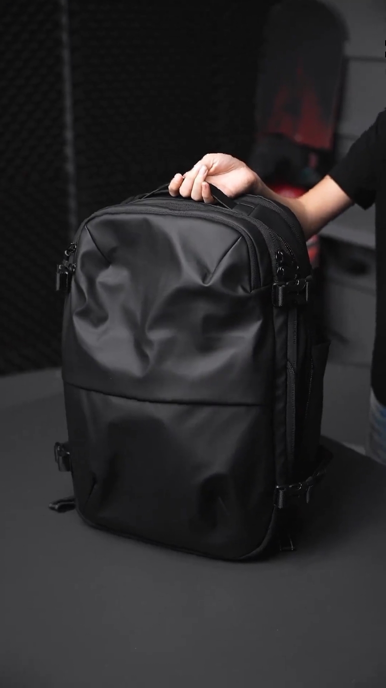 Travel in one package: a vacuum compressible backpack that saves you time and effort by eliminating the need to check it on the plane. #big brand backpack recommendation #vacuum compression backpack #dry and wet separation #free check #independent shoe warehouse