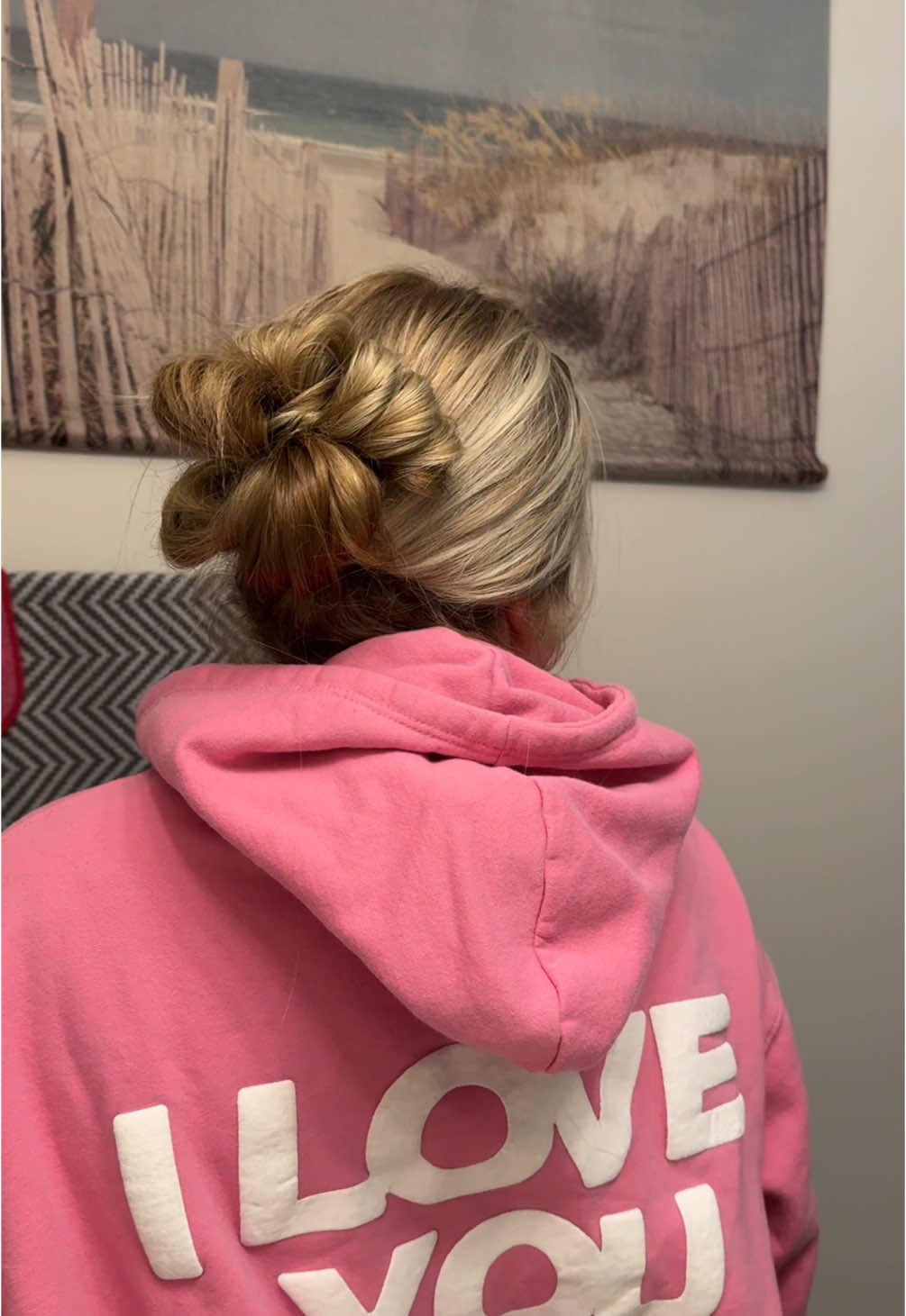 The cutest messy bun hack!  #cutehairstyles #hairinspo #easyhairstyles #messybuntutorial #updohairstyle #hoodiehairstyles 