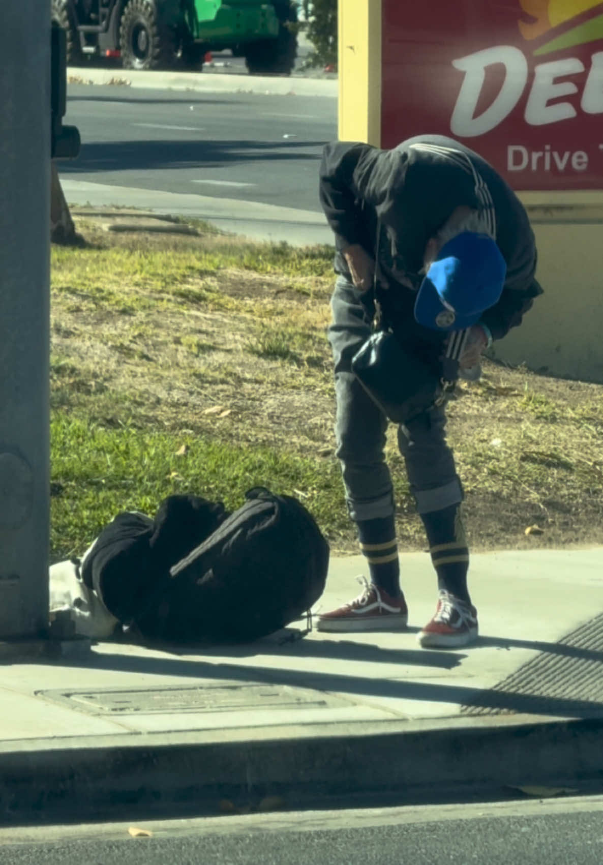 Fentanyl doesn’t just destroy lives—it takes a toll on the body too. Many users develop severe posture issues due to muscle weakness, prolonged ‘nodding off,’ and the harsh realities of living on the streets. The combination of drug effects, malnutrition, and lifestyle leads to permanent damage over time. This is the heartbreaking physical toll of addiction. 💔 #FentanylCrisis #HomelessnessAwareness #AddictionRecovery #StreetLife #homeless #life #awareness #RawStories #addicted #reality #LifeOnTheStreets #america #invisiblejourney 
