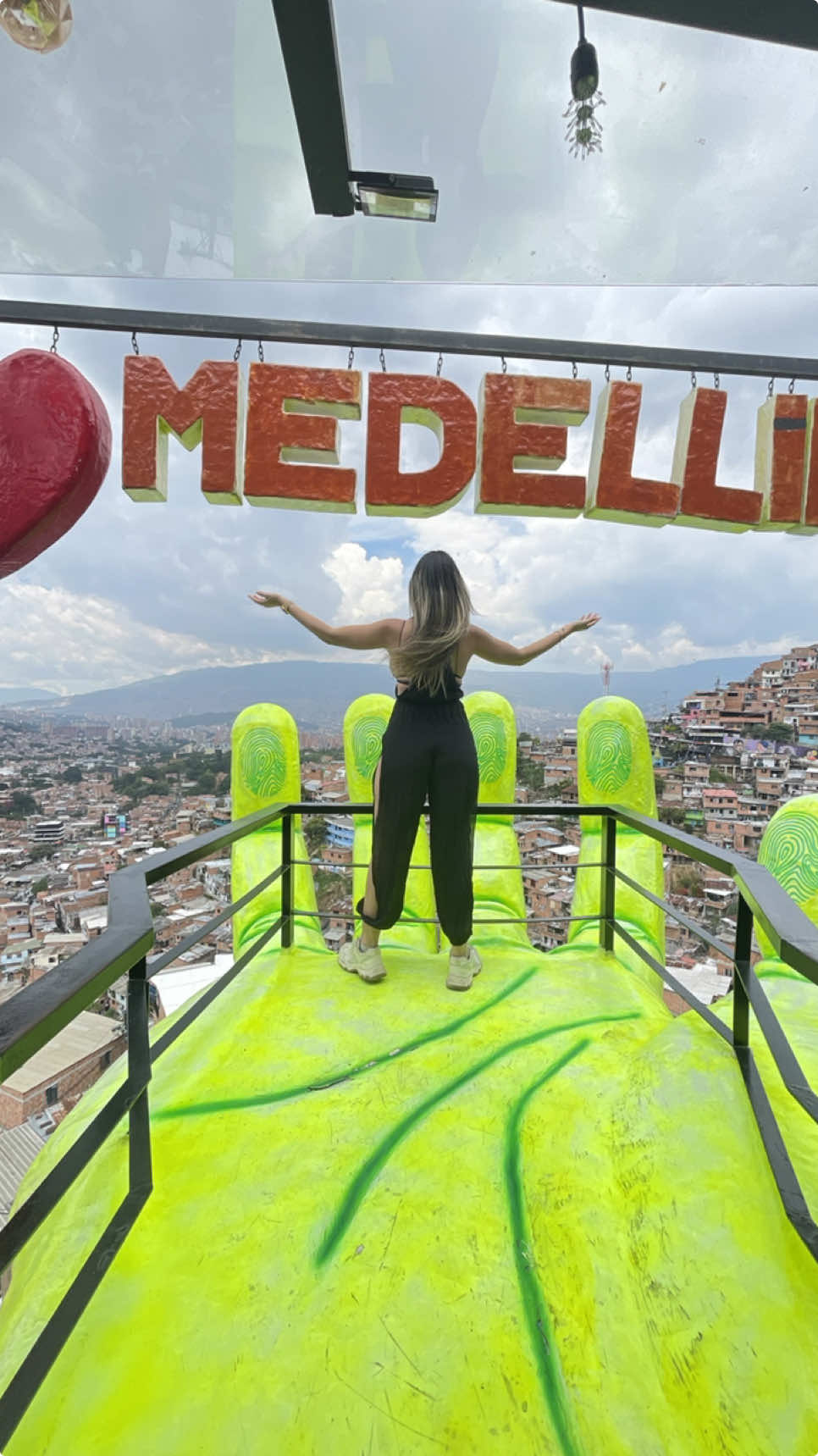 No bebe eso no es para mi #medellin #medellincolombia #travel #viajes #viajesporelmundo #venezolana #vuelos #comuna13 #traveltiktok 