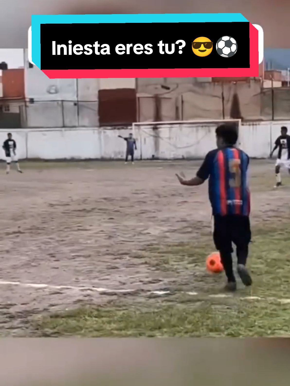 Iniesta eres tu? 😎⚽ #futbol #Soccer #deportes #gol #skills 