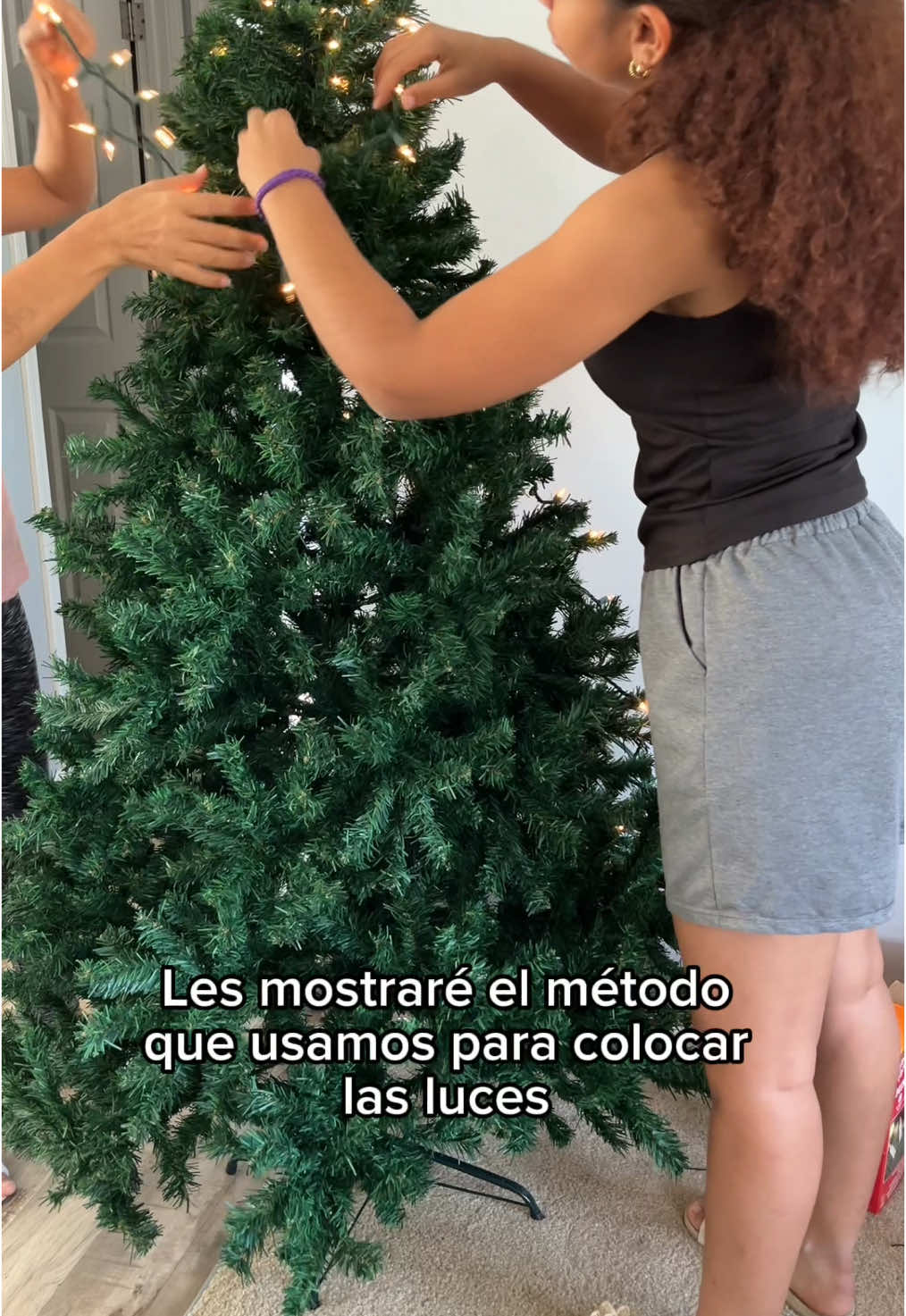 Aqui les muestro el metodo que uso para poner las luces de navidad en el arbol.🎄 Tambien les muestro como le puse la nieve en spray. Sigueme para mas 🥰 And Repost this video.    #arboldenavidad #arbolnevado #christmastreedecor ##snowchristmastree #christmasdecor #capcutedit #ttsaffiliate #tiktokshopfinds #lucesdenavidad #christmaslights #christmas2024 #navidad2024 #lifestylecontent #CapCut #sephoraalışverişim 