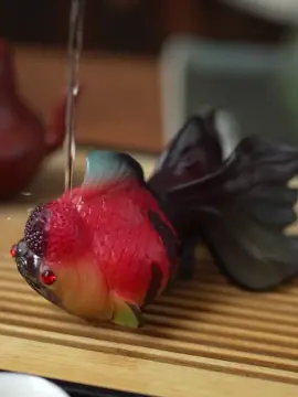 tea pets lts color will change when it meets hot water.You can put it on the tea tray as a decoration when drinking tea.lt‘s really pretty and lovely #tealife #cutenessoverloaded #teatime #teapet #uniqueteapet #tea#goldfish 