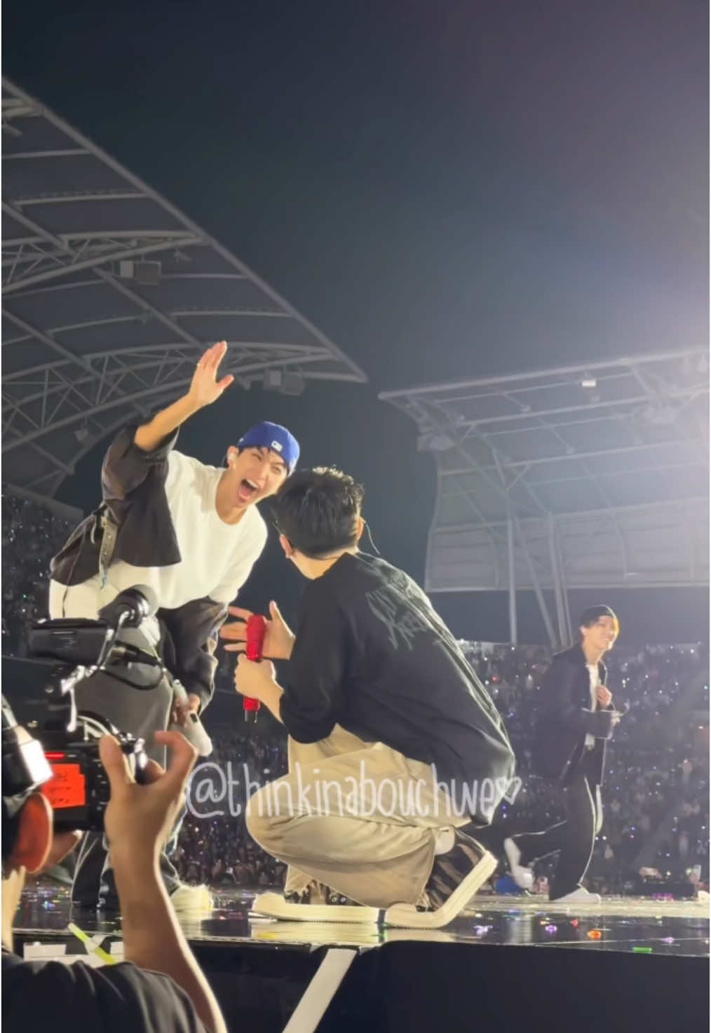 241110 SEVENTEEN LA BMO stadium  Vernon did that and made DK and Woozi extremely happy😆🫶🏼 #세븐틴 #SEVENTEEN #SVT_RIGHT_HERE_WORLDTOUR #SVT_RIGHT_HERE_IN_US #SVT_RIGHT_HERE_IN_LA #vernon #버논 #バーノン #ドギョム #ウジ #dokyeom #woozi #도겸 #우지@SEVENTEEN 