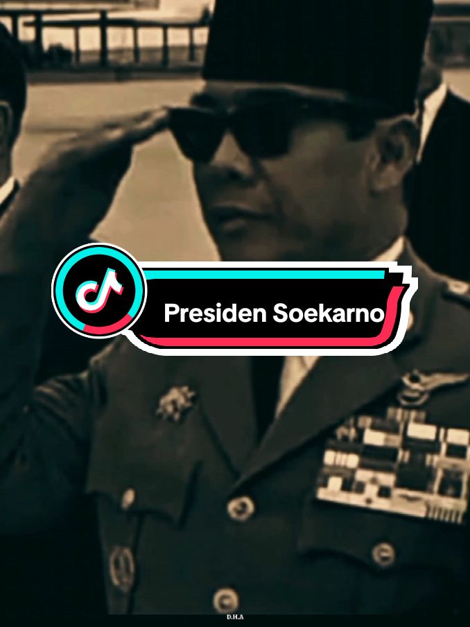 Presiden pertama Republik Indonesia, Ir. Soekarno dikenal memiliki karisma yang luar biasa sebagai pemimpin. Tidak ada juga yang bisa menyangkal peran Soekarno di kancah internasional terutama dalam langkah-langkahnya untuk memperkenalkan Indonesia di mata dunia. #kharisma #presidensoekarno #bungkarno #pahlawan #indonesia #fypシ゚viral #fypシ #foryou 