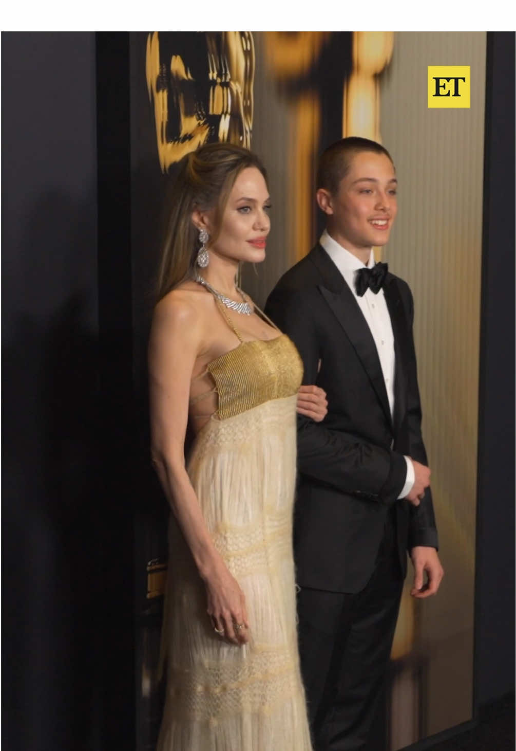 Angelina Jolie and her son Knox Jolie-Pitt are stunning as they make a red carpet appearance at the Academy Governors Awards. 🥹 #angelinajolie #knoxjoliepitt #academyawards 