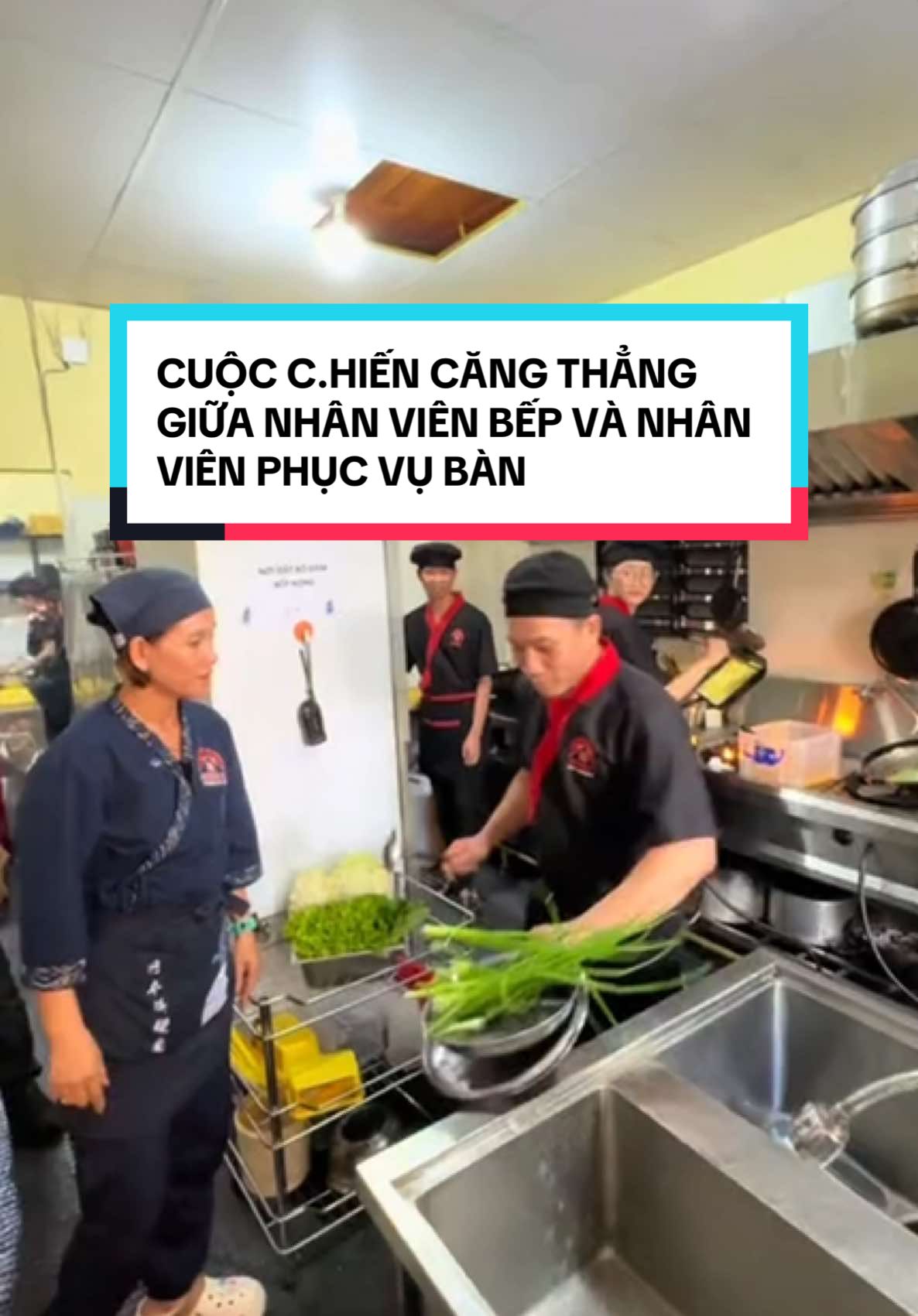 Cuộc c.hiến nảy lửa của nhân viên bếp và phục vụ bàn, theo bạn? LONG SẼ XỬ LÝ NHƯ THẾ NÀO?? Đ.UỔI VIỆC???  #longshino #shinosushi #hue #nhahangnhat #viral #xuhuong #sushi 