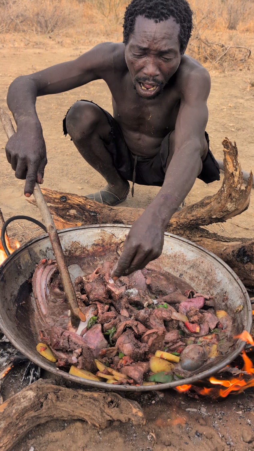 Ooh,,😯 it's Incredible lunch Meal,See hunt's Enjoying eating meal😋 So delicious Today🔥#culture #africa#bushmen #africa 