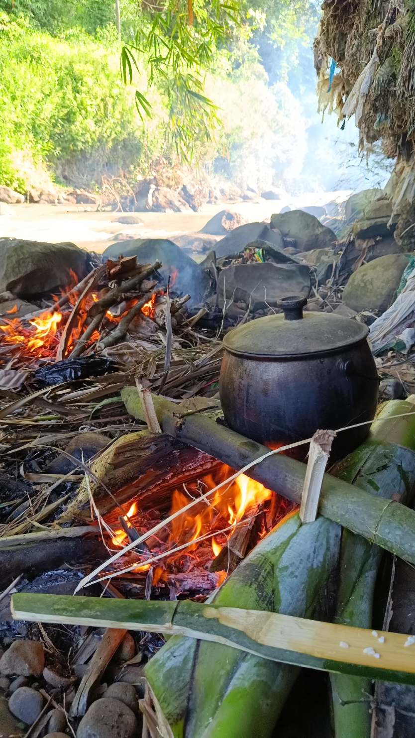 ngiuhan bari ngaliwet wa  #liwet #liwetsunda #sungai #pesawahan #suasanakampung #bolang #lemahcai #kawali #ciamis #jawabarat #suasanadesa #kampunghalaman #kampung #pedesaan #orangdesa #orangkampung #traditionalfood #airgunung #gunung 