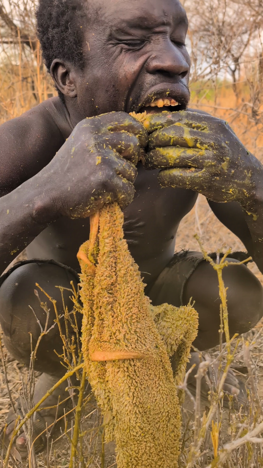 Ooh,,😯 it's Incredible lunch Meal,See hunt's Enjoying eating meal😋 So delicious Today🔥#culture #africa#bushmen #africa 