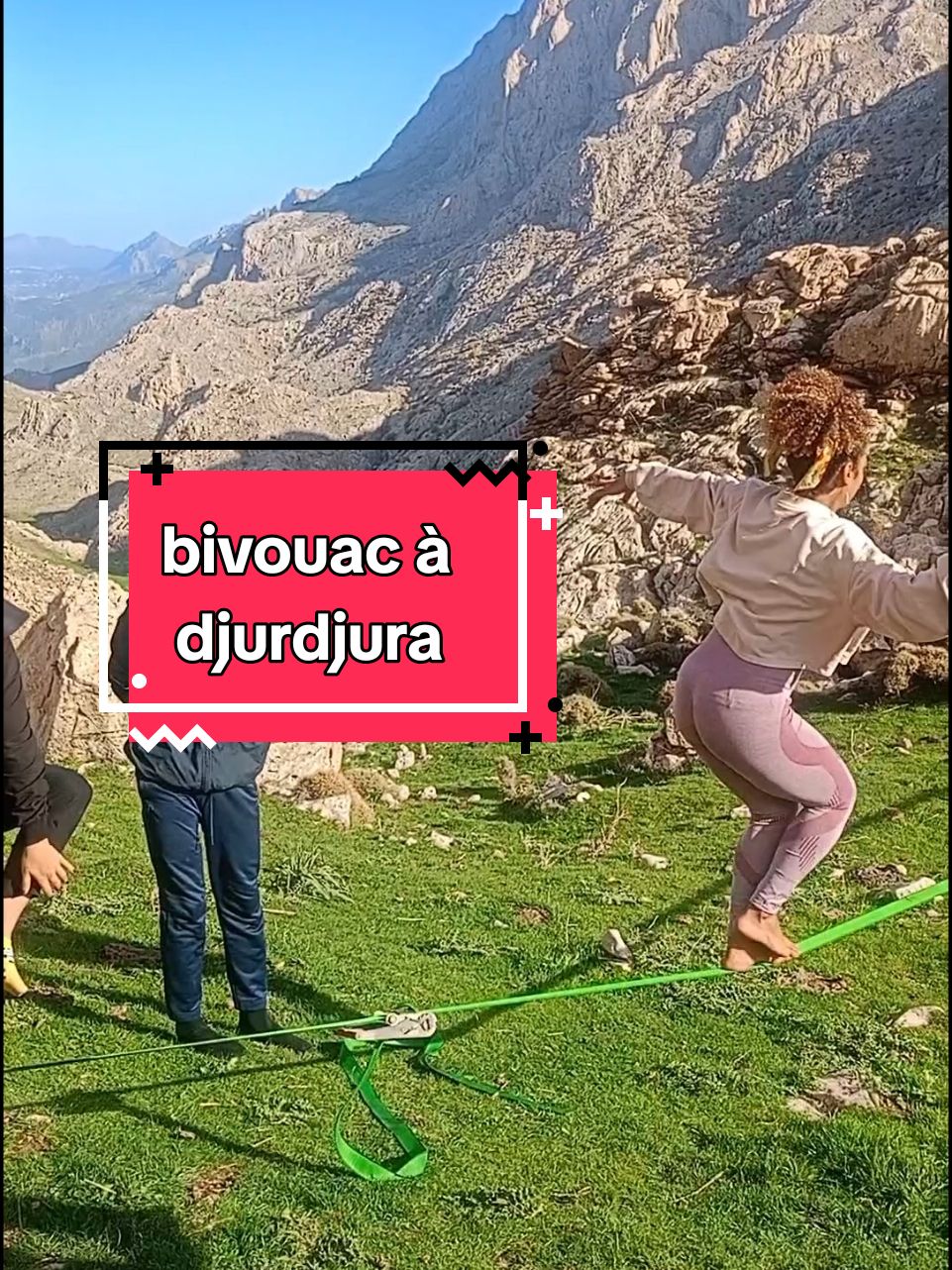 Le bivouac dans le massif de Djurdjura, situé en Kabylie, Algérie, offre une expérience unique au cœur de la nature. Cette chaîne montagneuse fait partie de l’Atlas tellien et abrite des paysages variés, des forêts de cèdres, et des falaises impressionnantes. Faire un bivouac à Djurdjura permet de découvrir des sommets emblématiques comme le Lalla Khedidja et le mont Tikjda. Les randonneurs peuvent installer leur campement près de points d’eau ou dans des clairières offrant des vues panoramiques sur la vallée. Le climat de montagne est agréable en été mais peut être rigoureux en hiver, avec de la neige qui recouvre les sommets. Le bivouac à Djurdjura est idéal pour les amateurs de randonnée, d'escalade, et de nature sauvage, avec la possibilité d’observer une faune locale riche, notamment des singes magots, des aigles et des chacals. C'est une aventure immersive qui nécessite une bonne préparation et le respect des règles de préservation de l'environnement pour profiter pleinement de la beauté naturelle de Djurdjura. #voyage #algerie #djurdjura #kabylie #bivouac 