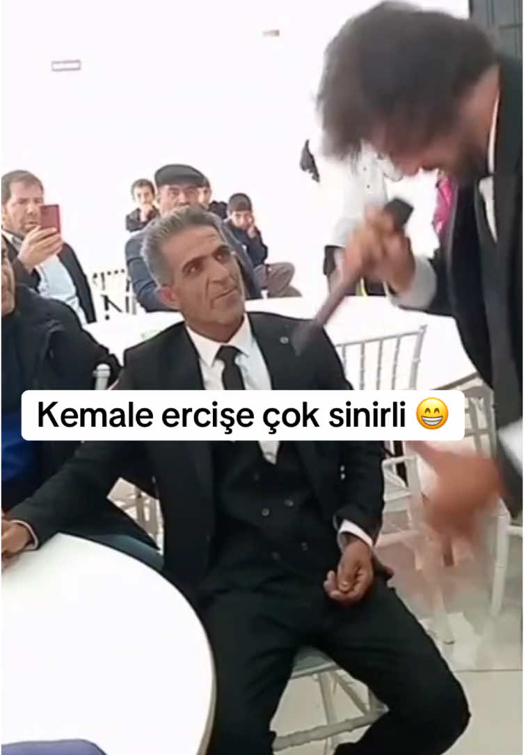 Kemale ercişe yan yan bakmayın sinirlenir 😂#erciş #keşfetbeniöneçıkar #canlıperformans #halayyy #kinem #kürtçeşarkılar #kesfetteyiz #kemaleamed #milyon 