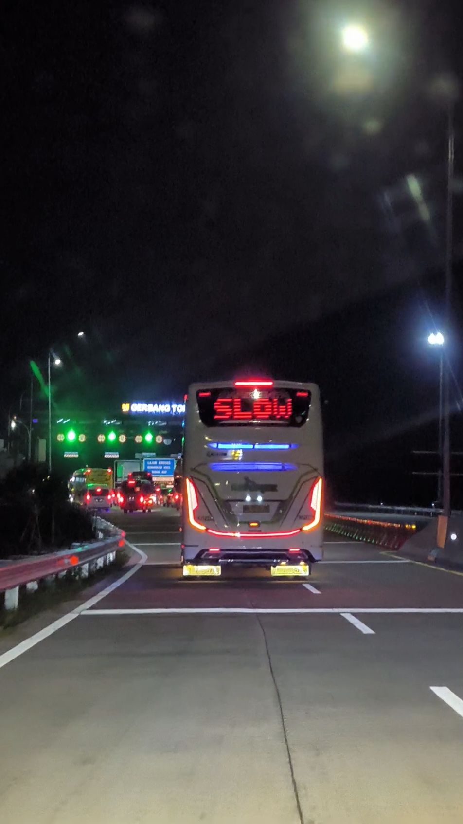 low and slow😈 #busindonesia #busmania #bus #hino #light #night #cars #carsoftiktok