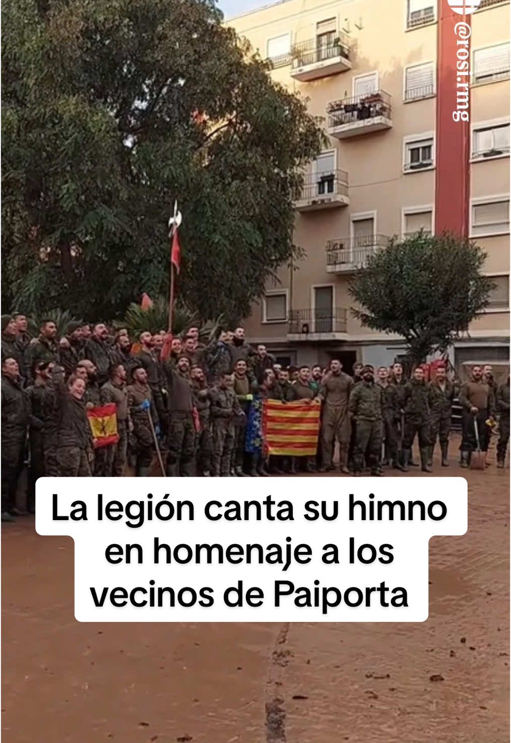 Este grupo de legionarios se movilizó para ayudar en las labores de limpieza de estas calles arrasadas por la DANA. Cuando terminaron su trabajo quisieron despedirse de los vecinos con este homenaje.    Entonaron La Canción del Legionario mientras lucían las banderas de España y de la Comunidad Valenciana #lalegion #dana #noticiastiktok #valencia #paiporta 