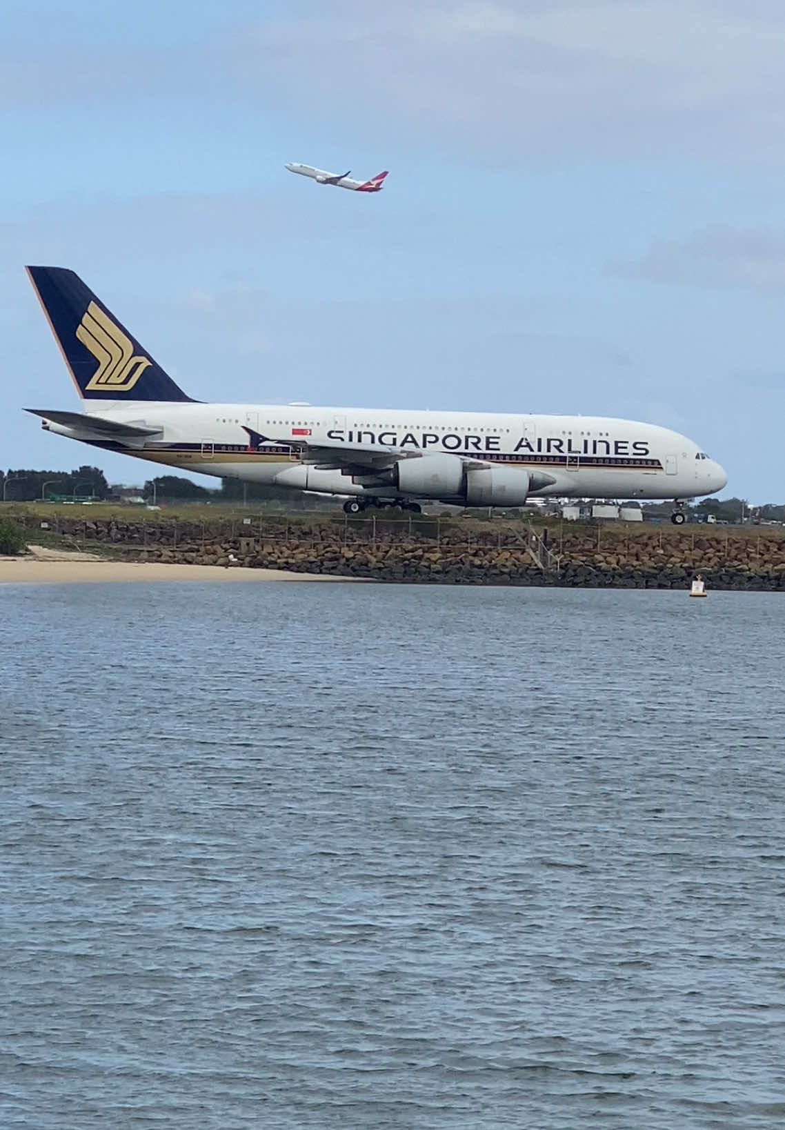 @Singapore Airlines A380-800 departing Sydney Airport heading towards Changi International  #sydneyairport #planespotting #airbus ##a380##380##singaporeairlines