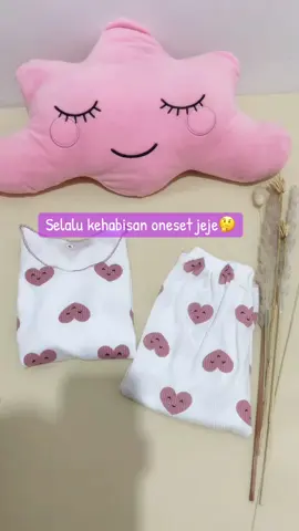 Kehabisan oneset jeje🤔Tenang mam's sekarang sudah ada oneset magie. Baju tidur anak dengan bahan lembut bikin anak nyaman dan nyenyak saat tidur😘❤️ #bil #fyppppppppppppppppppppppp #fypシ゚viral #fypp #bajutiduranakperempuan #viralvideo #nyamandipakai #viraltiktok #bajutidurmurah #murahberkualitas👍😎 