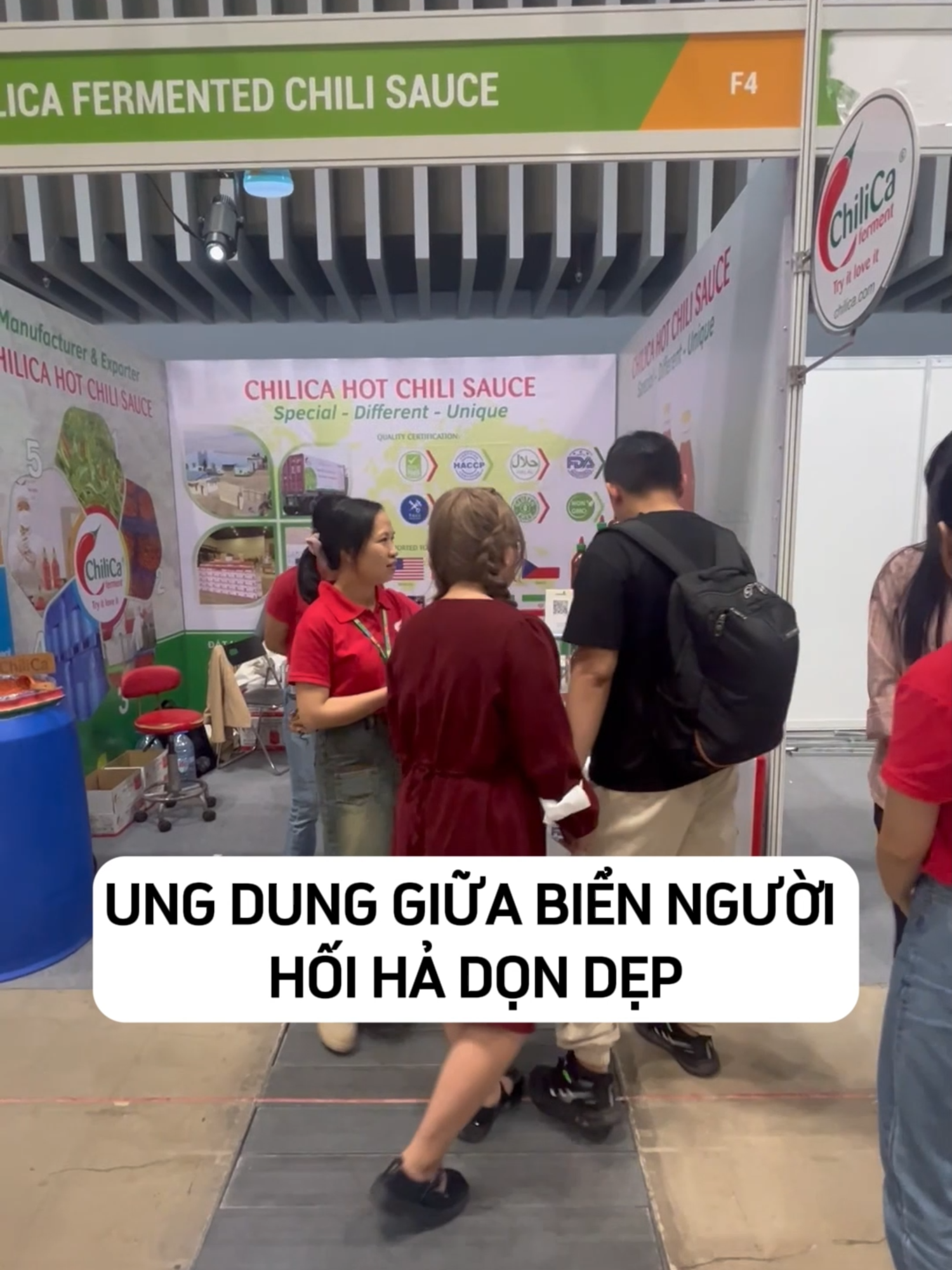 CHILICA UNG DUNG GIỮA BIỂN NGƯỜI HỐI HẢ DỌN DẸP #chilica #tuongotchilica#tuongotlenmen#tuongotlenmenchilica#fyb