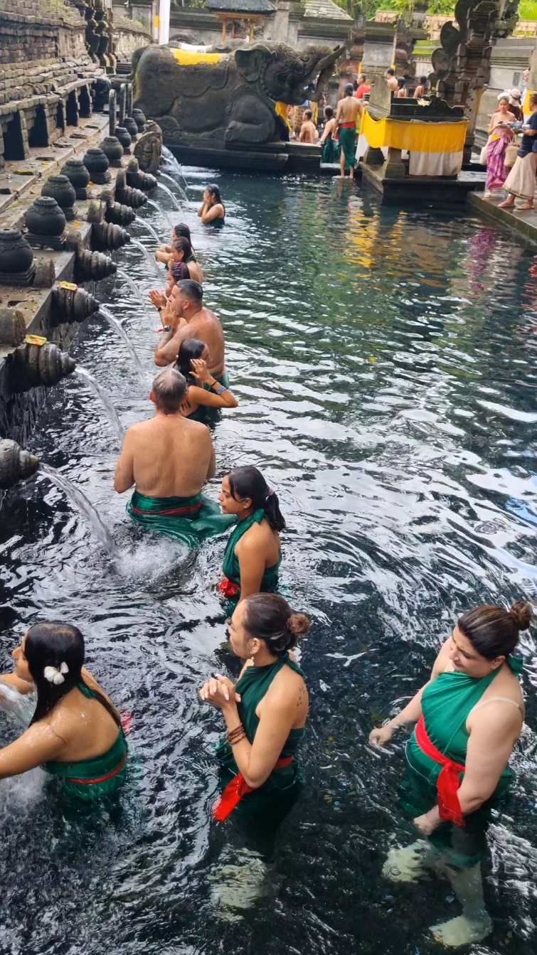 Melukat di Pura Tirta Empul Bali  #india #bali #tirtaempul #trending 