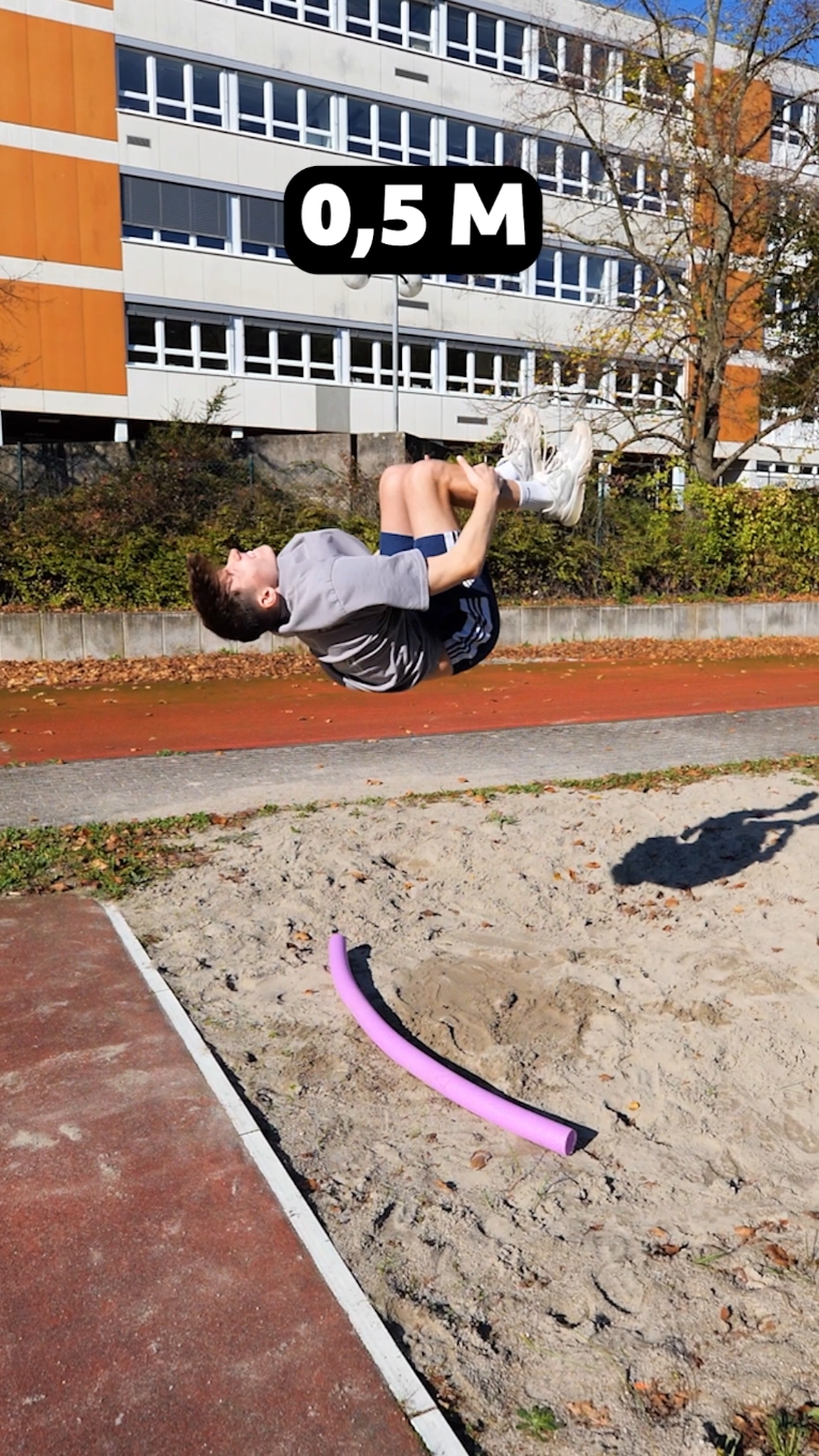 Wie weit könnt ihr aus dem Stand springen?🦘 #parkour #challenge #weitsprung #Salto #backflip #flip #Turnen 