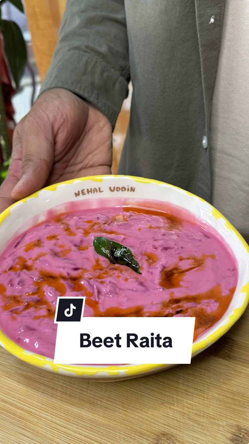 BEET RAITA In India non si mangia solo il Pollo al Curry🍛 Oggi @Nehal Uddin ci prepara un Beet Raita, ovvero una salsa simile alla tzatziki indiana ma con aggiunta di barbabietola!😋 A noi sembra buonissima e tu, la proveresti?🤤 🕐Tempo di preparazione: 10 minuti 🕐Tempo di riposo: 8 ore (facoltativo) 🕐Tempo di cottura: 20 minuti 😊Difficoltà: Bassa 🍽Dosi: per 4 persone 🤑Costo: Basso Ingredienti: Yogurt, 400 g;  Barbabietola, 200 g;  Zucchero, 1 cucchiaino;  Cocco grattugiato, un pizzico;  Sale, q.b.;  Pepe nero, q.b.;  Olio evo, q.b.;  Paprika, 1 pizzico;  Cumino, 1 pizzico;  Alloro, 1 foglia;  Consigli: Puoi gustarla subito oppure lasciarla riposare in frigorifero per esaltarne la freschezza prima di servirla. - #ChefinCamicia #AmazingFood #RicetteSemplici #RicetteIndiane #RicetteVeloci