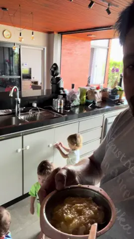 Comer nunca foi problema para os trigêmeos! #tbt #trigemeosdoparaiso #culinaria #trigemeosdoparaiso #papa #tripletsbabies #bebes