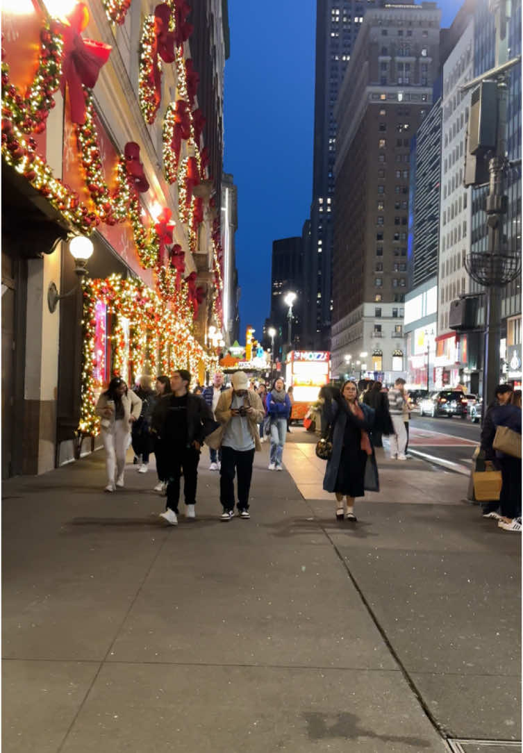 Walking around New York City Street , Christmas vibes #NewYorkCity #5thavenue #usa🇺🇸 #usa_tiktok #thanksgiving #nyc #manhattan #christmas #usatiktok #TopOfTheRock #statueofliberty 