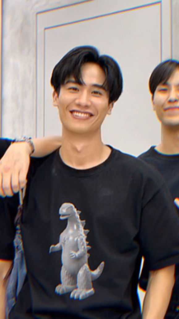 circle di chat pagi balas nya kalo inget😭🤣 btwpadahal new pake baju ungu dia tutupin biar seragam pake item semua🤣  #CapCut  #taynew #tawan_v #newwiee #alice #junior #new  #circle #tay 