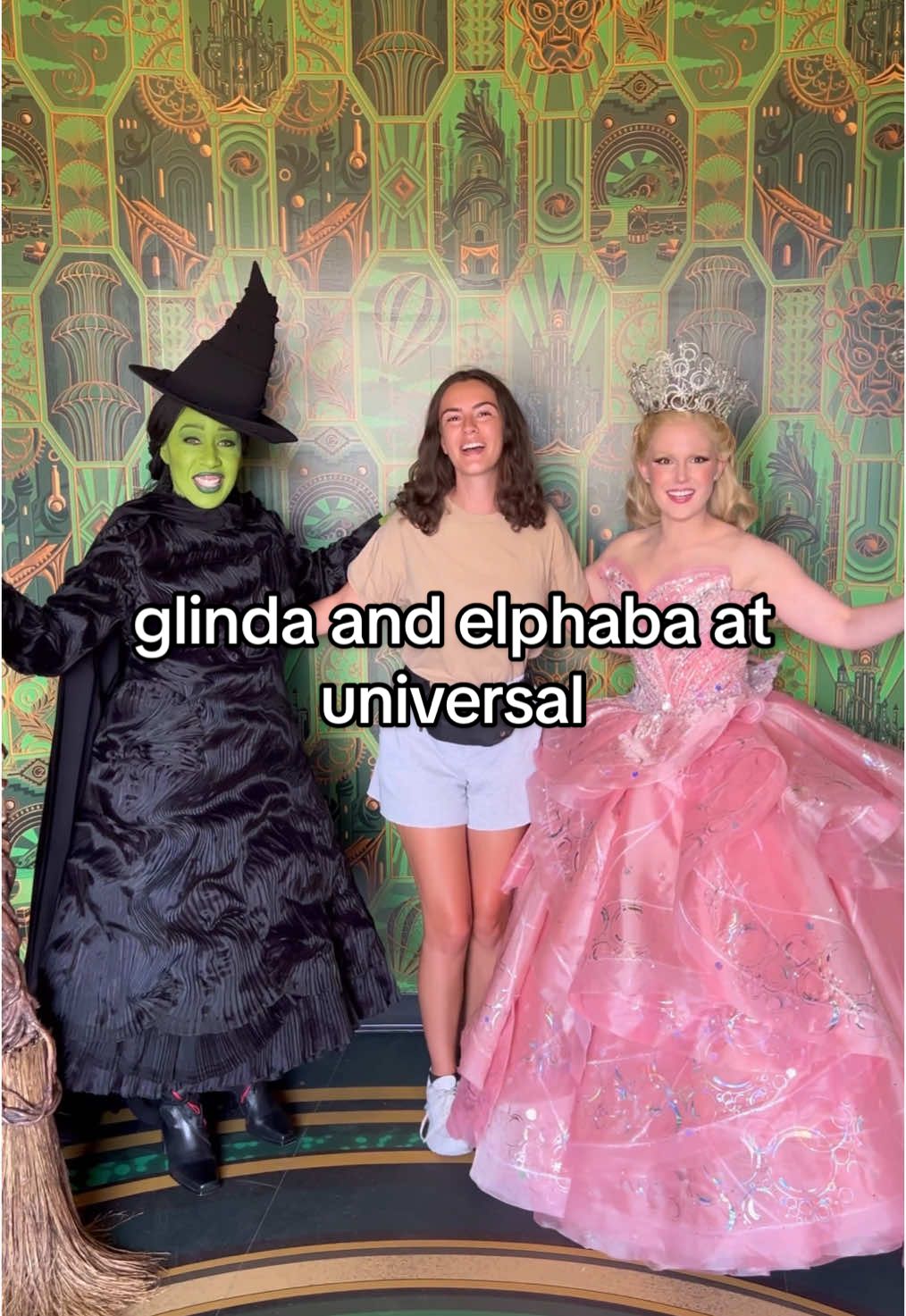 make elphaba and glinda permanent residents of universal 🩷💚 #universalorlando #universalstudios #wicked #wickedmovie #arianagrande #cynthiaerivo 