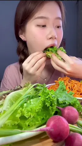 Mỳ trộn siêu cay gói kèm các loại rau rất ngon nha #mukbang #eatingshow #eating #micay 