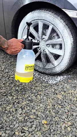 O Pulverizador Manual Pressure Foam Detailer é a solução perfeita para quem busca praticidade e eficiência na limpeza automotiva por um valor mais acessível! O Pressure Foam é: • Versátil: Pulveriza água, produtos químicos e espuma densa para diversas aplicações. • Portátil: Sem necessidade de lavadora de alta pressão ou compressor, ideal para uso em qualquer lugar. • Fácil de usar: Basta pressurizar manualmente e aplicar a solução desejada. • Durável: Frasco com capacidade de 2 litros para maior tempo de trabalho. • Eficaz: Cria espuma espessa e aderente que remove a sujeira com facilidade. • Multiuso: Perfeito para carros, motos, janelas, revestimentos e muito mais. • Prático: Montagem e desmontagem fáceis para limpeza e manutenção. #reels #lavarocarro #lavaramoto #lavagemcorreta #melhoresprodutos #carrolimpo #motolimpa #produtosparalavarapido #mg #esteticaautomotiva #uberlandia #araguari #uberaba #patosdeminas #patrocínio #araxá #tupaciguara #montealegre #ituiutaba #ibia #vonixx #janu #autoamerica #detailer #maxpro #easytech #ceras #polidores