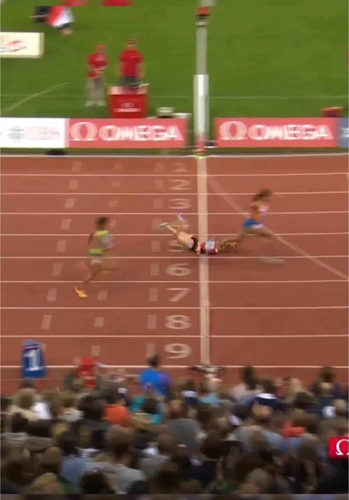 The most intense relay finish EVER 💥😮  #DiamondLeague 💎 #ZurichDL 🇨🇭 #athletics #fyp #sprint #relay #fall 