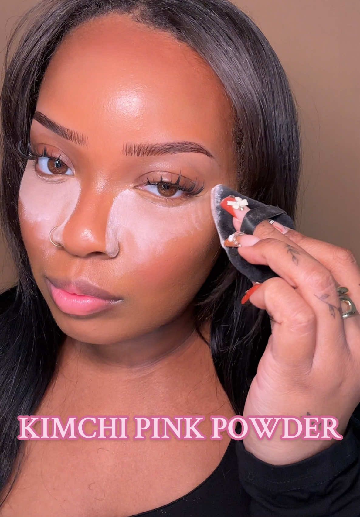 raise ur hand if u also were afraid of pink powder for the longest time bc u didnt want to look “sunburnt” 🤭🙋🏽‍♀️  #beauty #makeup #makeuptok #pinkpowder #baseroutine #undereye #kimchichicbeauty #settingpowder 